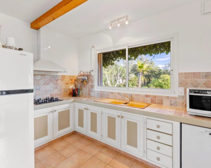 Exclusive – Villa with Swimming Pool, Sea View, Close to Cabanon Bleu Beach