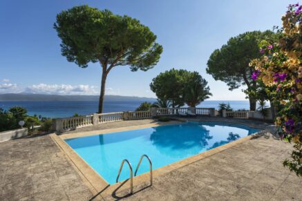 Exclusivité, Ajaccio, villa 6 chambres, piscine à débordement, maison de gardien, vue mer panoramique, plage à pied