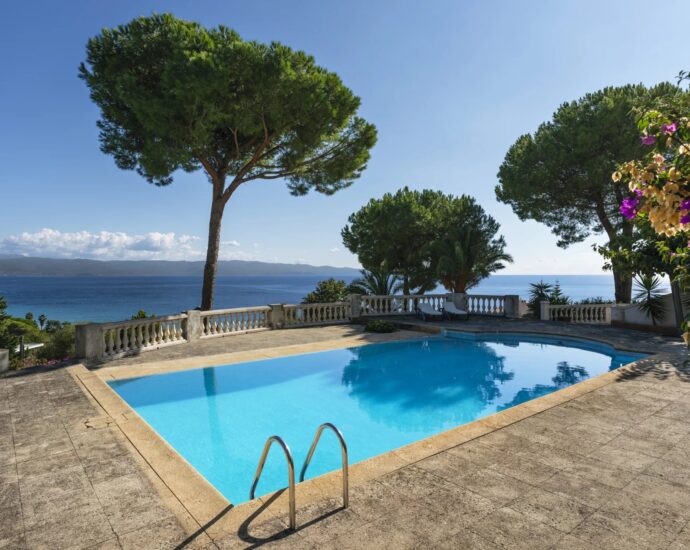Exclusivité, Ajaccio, villa 6 chambres, piscine à débordement, maison de gardien, vue mer panoramique, plage à pied