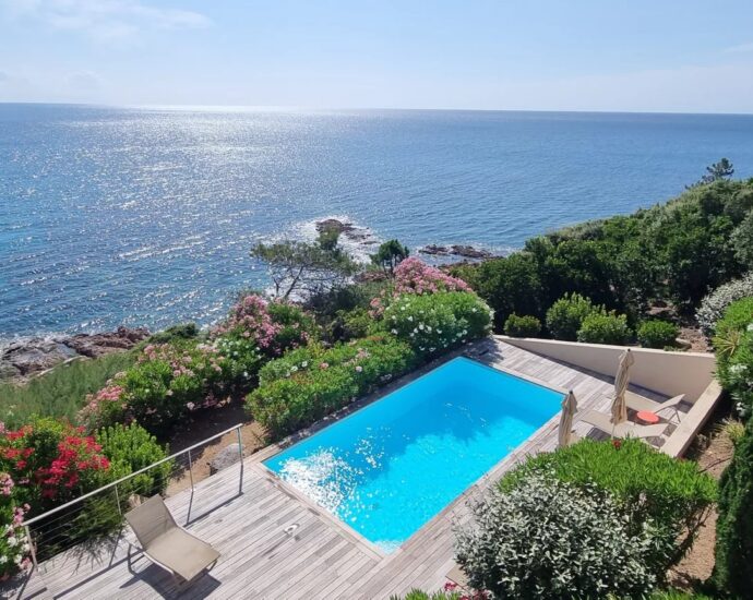 Pinarello, villa, 4 chambres, piscine, pied dans l’eau, vue mer