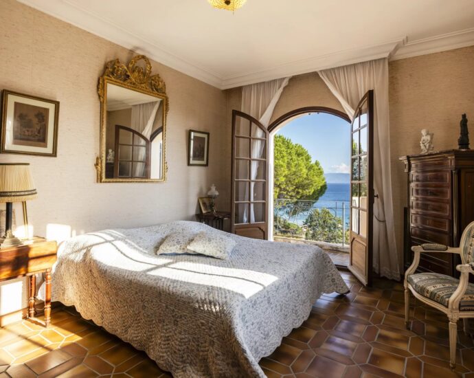 Exclusivité, Ajaccio, villa 6 chambres, piscine à débordement, maison de gardien, vue mer panoramique, plage à pied