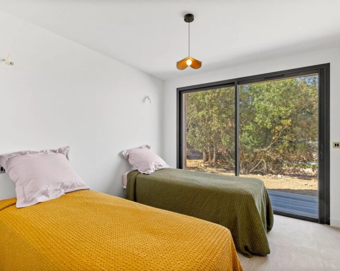 Bonifacio, contemporary villa, close to the beach and town center.