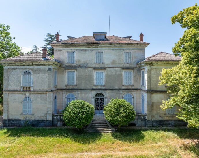 Santo-Pietro-di-Venaco, Château Pozzo-di-Borgo, 12 rooms, park panoramic mountain views