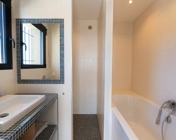 Exclusivité, Tarco, Villa vue mer,  8 chambres, piscine chauffée, salle de sport, proche plage