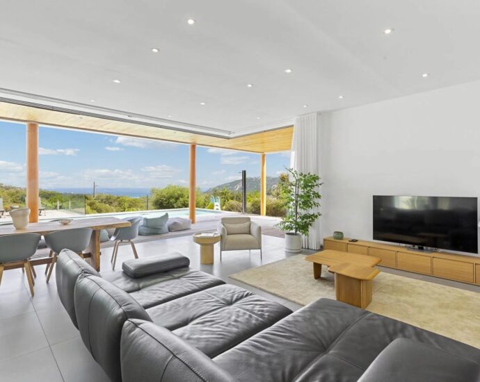 Porto-Vecchio, Santa Giulia, villa d’architecte, 4 chambres, piscine, vue mer, proche plage