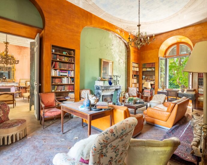 Santo-Pietro-di-Venaco, Château Pozzo-di-Borgo, 12 rooms, park panoramic mountain views