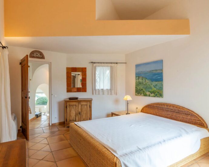 Sainte-Lucie de Porto-vecchio, Cavallone, architect-designed villa, 4 bedrooms, pool, sauna, panoramic sea view, close to the beach