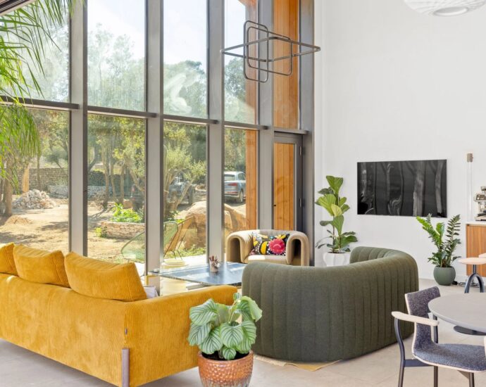 Bonifacio, contemporary villa, close to the beach and town center.