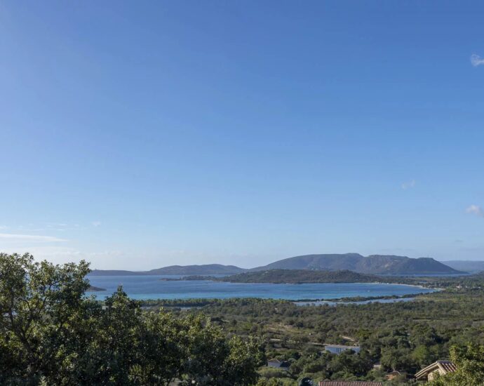 Arasu , Villa contemporaine, 8 chambres, piscine à  débordement, vue mer panoramique, proche plage