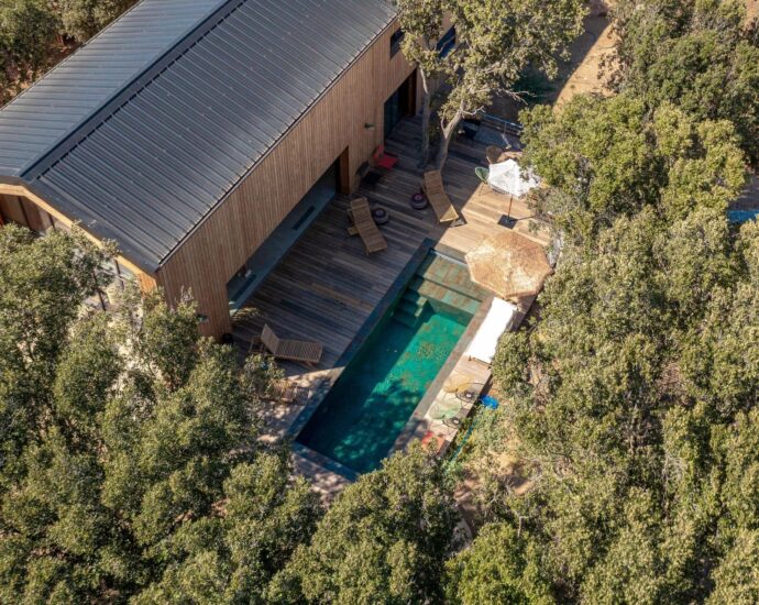 Bonifacio, contemporary villa, close to the beach and town center.