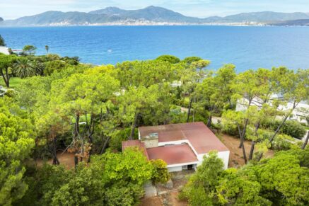 South Shore of Ajaccio, Domaine de la Pointe, Renovation Villa, 6 Bedrooms, Sea View, Private Estate, Walking Distance to the Beach