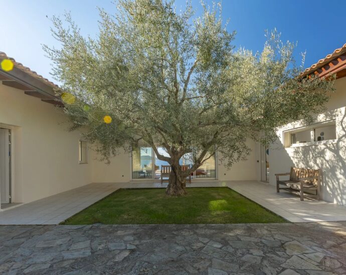 South Shore of Ajaccio, Exclusive Listing, Villa, 5 Bedrooms, Swimming Pool, Seafront, Walking Distance to the Beach