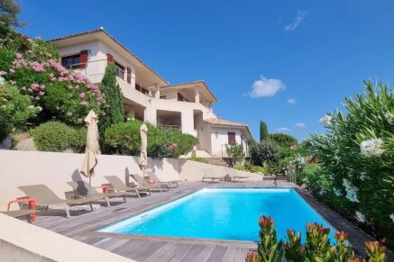 Pinarello, villa, 4 chambres, piscine, pied dans l’eau, vue mer