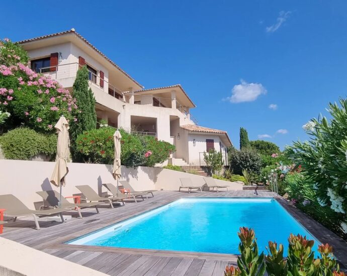 Pinarello, villa, 4 chambres, piscine, pied dans l’eau, vue mer