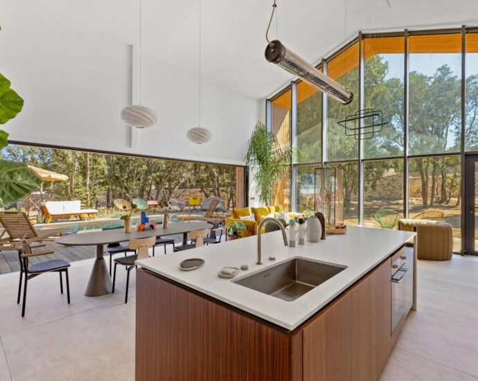 Bonifacio, contemporary villa, close to the beach and town center.