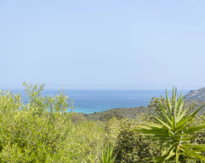 Porto-Vecchio, Santa Giulia, villa d’architecte, 4 chambres, piscine, vue mer, proche plage