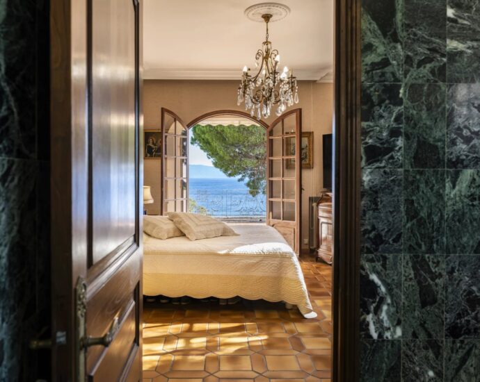 Exclusivité, Ajaccio, villa 6 chambres, piscine à débordement, maison de gardien, vue mer panoramique, plage à pied