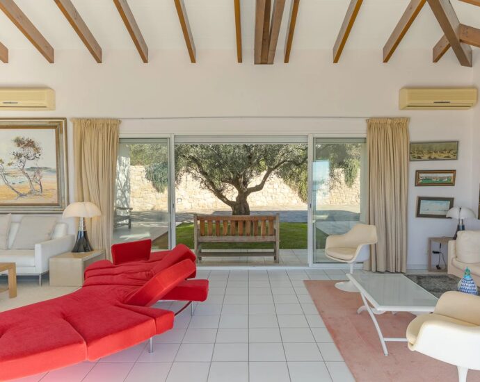 South Shore of Ajaccio, Exclusive Listing, Villa, 5 Bedrooms, Swimming Pool, Seafront, Walking Distance to the Beach