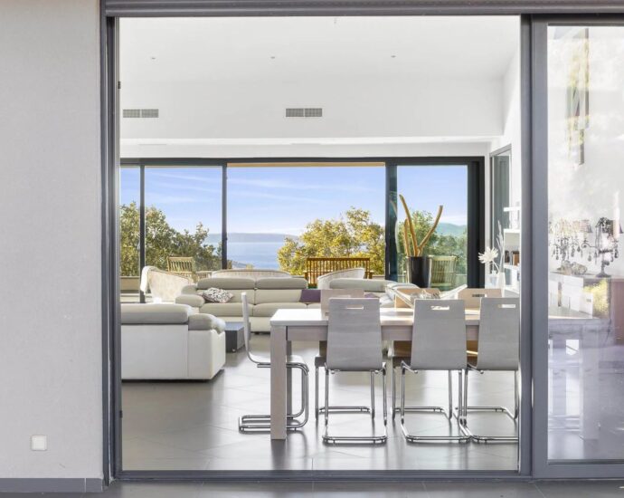 Arasu , Villa contemporaine, 8 chambres, piscine à  débordement, vue mer panoramique, proche plage