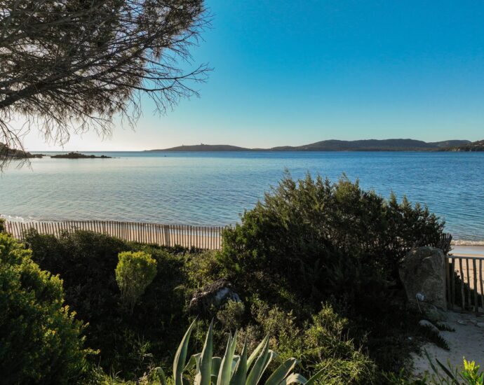 Plage de Cala Rossa, Villa 6 chambres, pied dans l’eau, piscine, Alzu di Cala Rossa