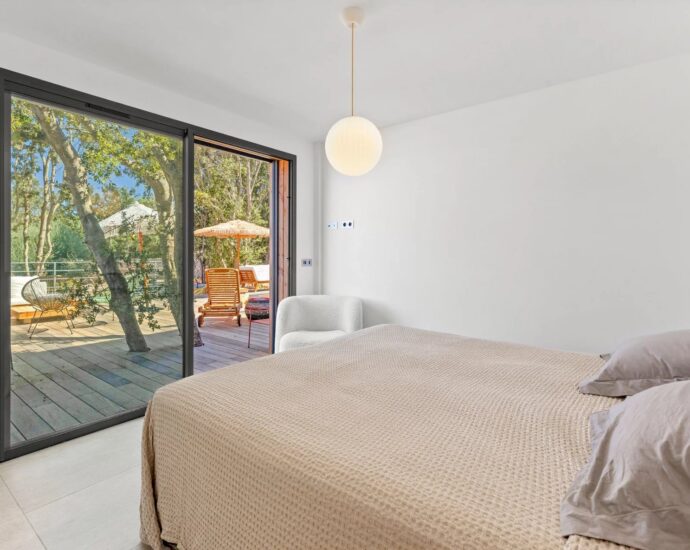 Bonifacio, contemporary villa, close to the beach and town center.