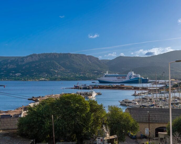 Porto-Vecchio. 3-Bedroom Villa with Studio. Panoramic View of the Port