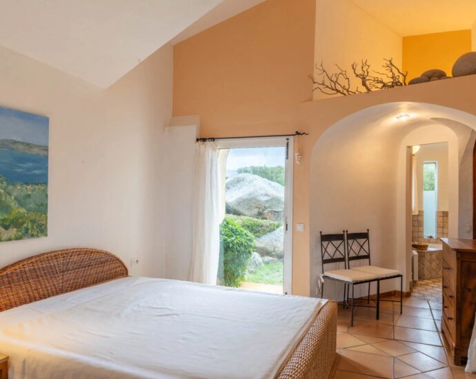 Sainte-Lucie de Porto-vecchio, Cavallone, architect-designed villa, 4 bedrooms, pool, sauna, panoramic sea view, close to the beach