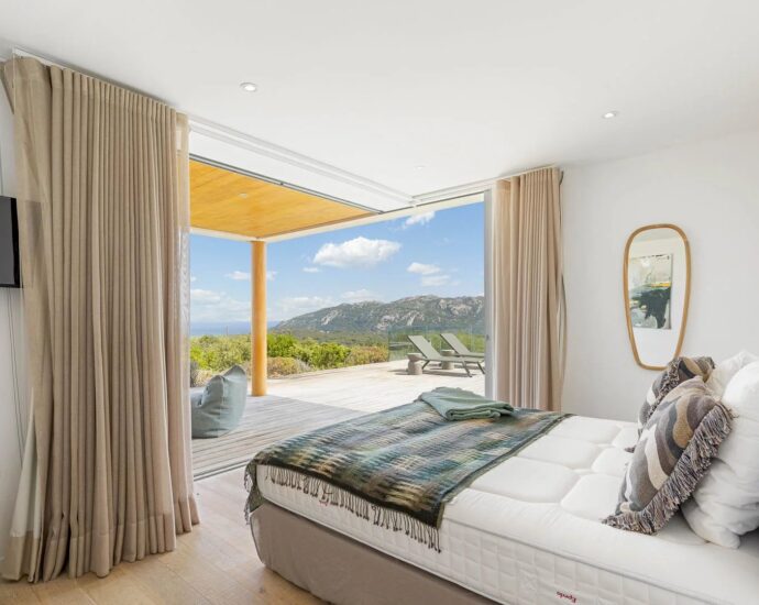 Porto-Vecchio, Santa Giulia, villa d’architecte, 4 chambres, piscine, vue mer, proche plage