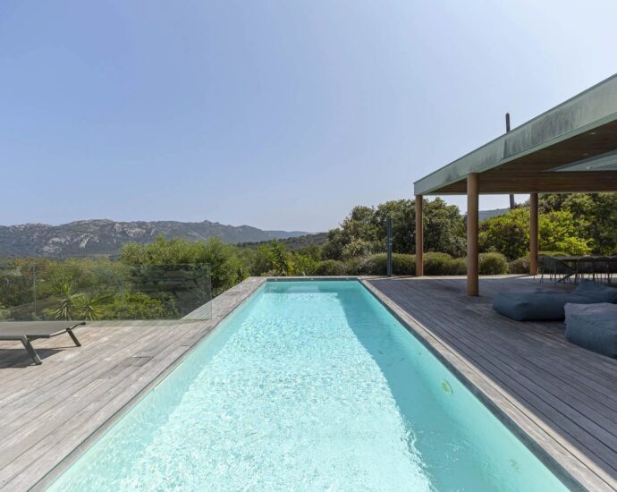 Porto-Vecchio, Santa Giulia, villa d’architecte, 4 chambres, piscine, vue mer, proche plage