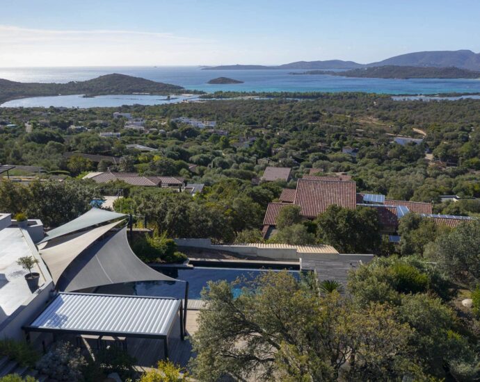 Arasu , Villa contemporaine, 8 chambres, piscine à  débordement, vue mer panoramique, proche plage