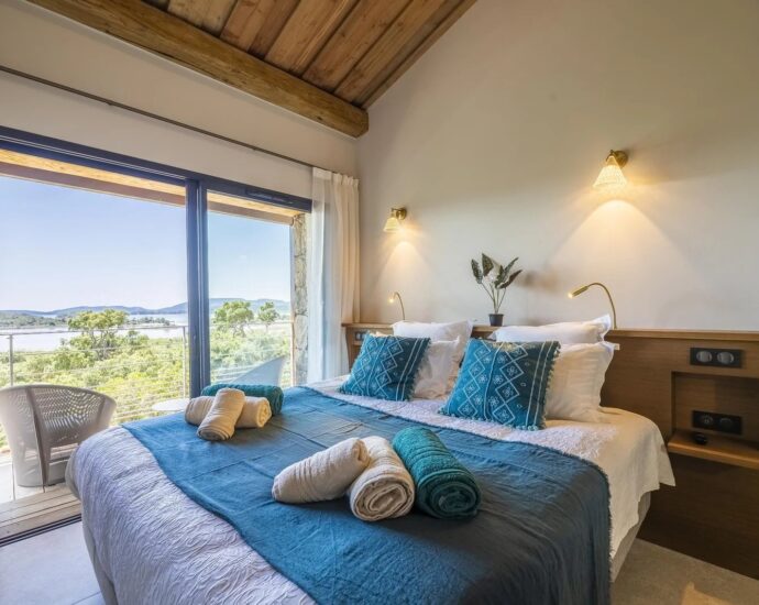 Villa 9 chambres, Arasu, Saint-Cyprien, piscine, vue mer, plage à pied, RL363 Villa Terra di Corsica