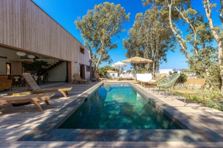 Bonifacio, contemporary villa, close to the beach and town center.