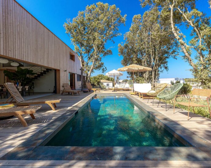 Bonifacio, contemporary villa, close to the beach and town center.