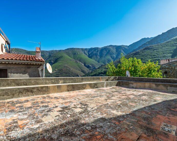 Exclusivity, Balagne, Occhiatana, Manor House to Renovate, 12 Rooms, Outbuilding, Mountain Views, Close to L’Île-Rousse and the Beaches