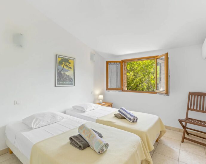 Sainte-Lucie de Porto-Vecchio, Propriété avec 3 maisons, piscine, proche fleuve et plage de Pinarello