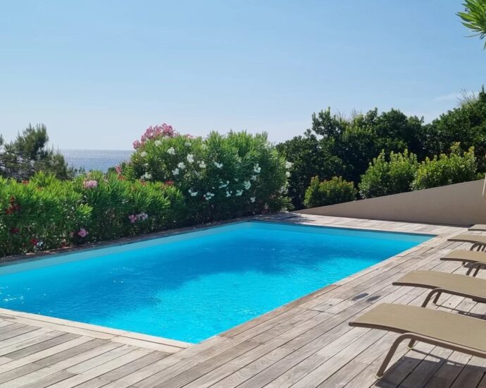 Pinarello, villa, 4 chambres, piscine, pied dans l’eau, vue mer