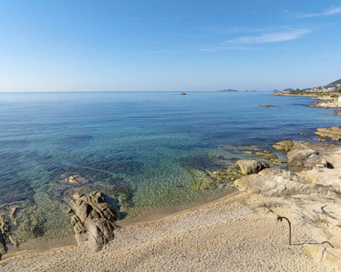 Exclusivité, Ajaccio, Villa, pieds dans l’eau, vue mer panoramique, 6 chambres, plage à pieds