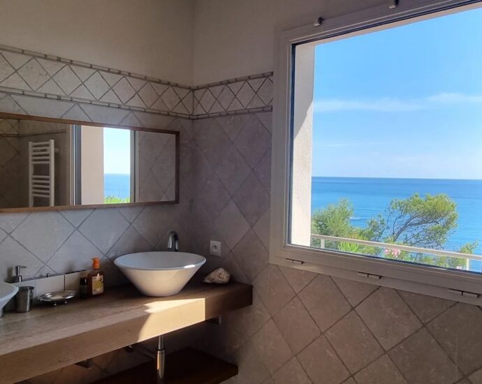 Pinarello, villa, 4 chambres, piscine, pied dans l’eau, vue mer