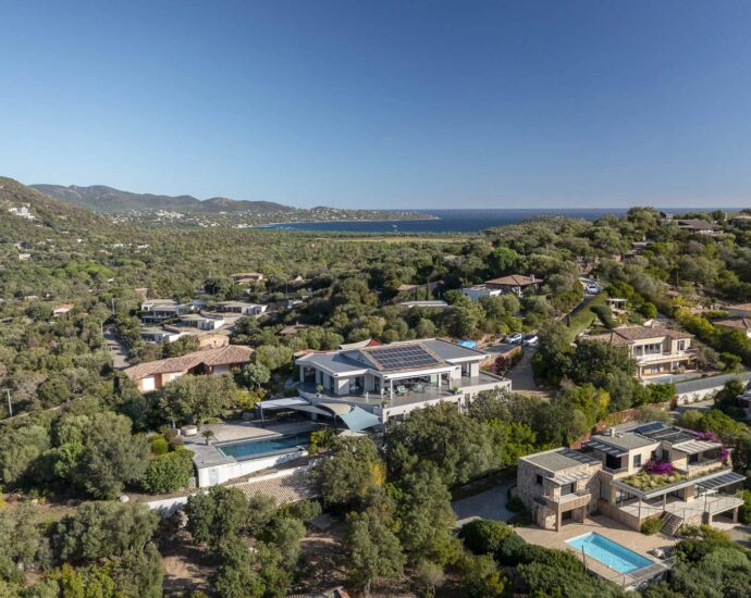 Arasu , Villa contemporaine, 8 chambres, piscine à  débordement, vue mer panoramique, proche plage