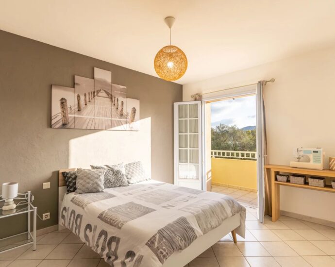Porto-Vecchio. 3-Bedroom Villa with Studio. Panoramic View of the Port