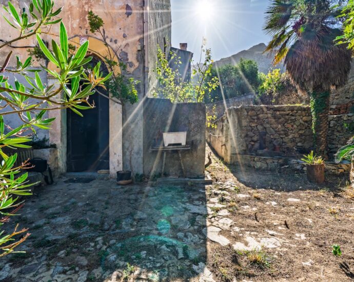 Exclusivity, Balagne, Occhiatana, Manor House to Renovate, 12 Rooms, Outbuilding, Mountain Views, Close to L’Île-Rousse and the Beaches