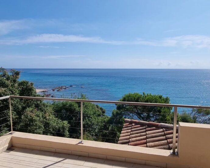 Pinarello, villa, 4 chambres, piscine, pied dans l’eau, vue mer