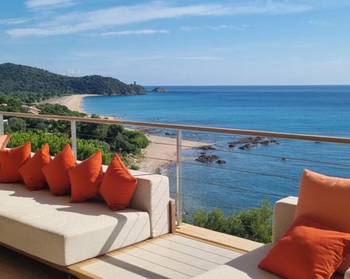 Pinarello, villa, 4 chambres, piscine, pied dans l’eau, vue mer