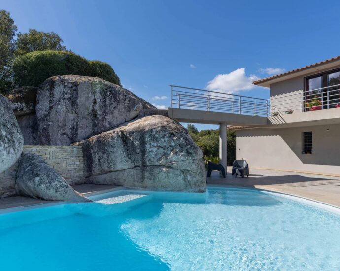 Trinité de Porto-Vecchio, Villa contemporaine composée de 2 appartements, 6 chambres, vue dégagée, piscine, proche plage
