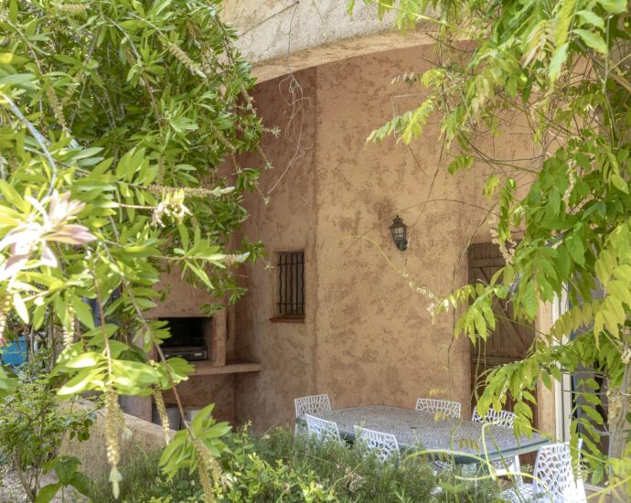 Sainte-Lucie de Porto-Vecchio, Propriété avec 3 maisons, piscine, proche fleuve et plage de Pinarello