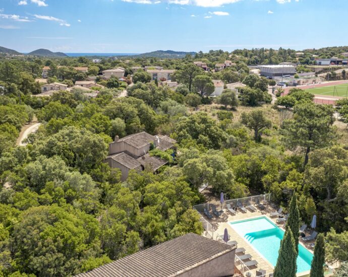 Sainte-Lucie de Porto-Vecchio, Propriété avec 3 maisons, piscine, proche fleuve et plage de Pinarello