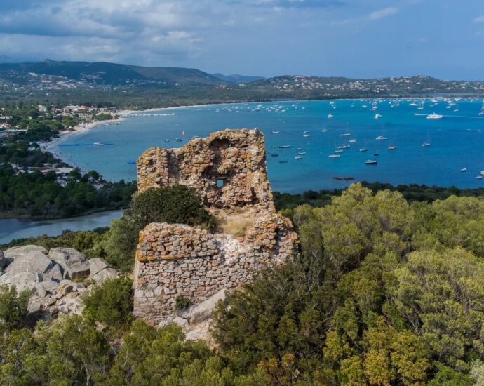 South Corsica – Plot of approximately 22,162.87 square feet with building permit – walking distance to the beach