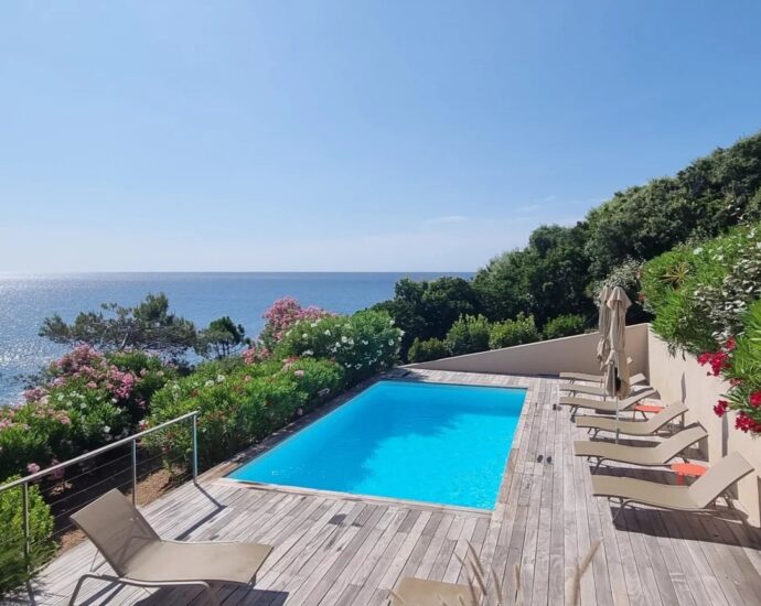 Pinarello, villa, 4 chambres, piscine, pied dans l’eau, vue mer