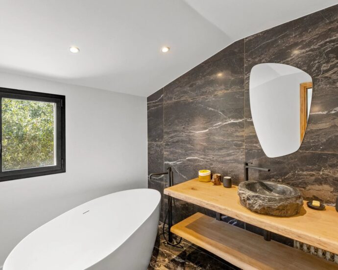 Bonifacio, contemporary villa, close to the beach and town center.