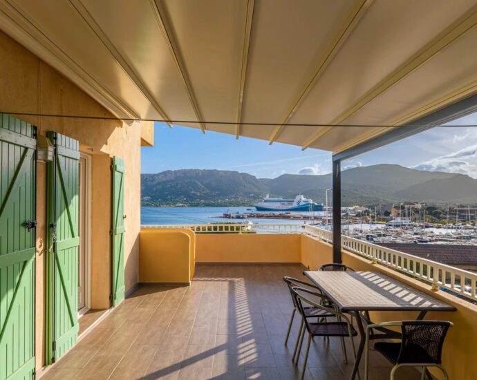 Porto-Vecchio. 3-Bedroom Villa with Studio. Panoramic View of the Port